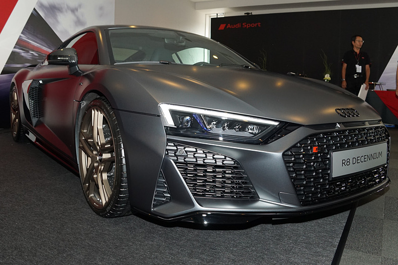 V10エンジン10周年記念限定モデルのDecennium。フロントまわりは、ロー＆ワイドになったシングルフレームグリルを採用