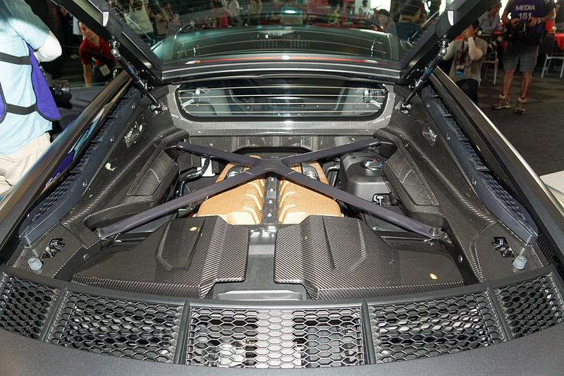 アウディの市販モデルとして過去最高の最高出力620PSを発生する自然吸気 V型10気筒 5.2リッターエンジン