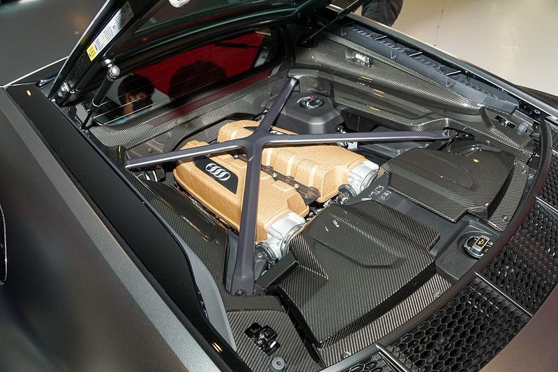 アウディの市販モデルとして過去最高の最高出力620PSを発生する自然吸気 V型10気筒 5.2リッターエンジン