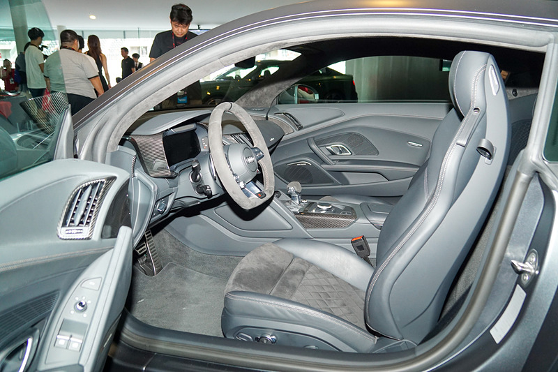 インテリアはドライバーとマシンの一体感を高めるモノポストデザインを採用。ステアリングホイールには、エンジンスタート/ストップボタンやアウディドライブセレクトのボタンを集約、主要な操作をステアリングから手を離すことなく行なえるようにした