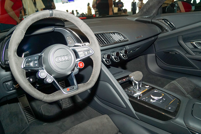 「アウディ バーチャル コックピット」を標準装備。メーターパネル内には12.3インチのTFTディスプレイを配置して、DIS （ドライバーインフォメーションシステム）、地図表示などの機能を統合した