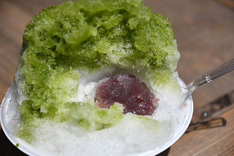 夏の鈴鹿サーキットで楽しめる赤福茶屋の「赤福氷」（520円）。かき氷を少し掘ると赤福が現われる