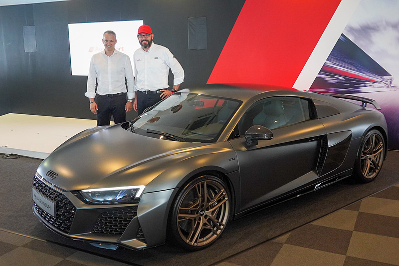 V10エンジン10周年記念限定モデル「R8 Decennium（デセニウム）」を前にするアウディ ジャパン株式会社 代表取締役社長 フィリップ・ノアック氏（左）とAudi Sport カスタマーレーシング 統括責任者 クリス・ラインケ氏