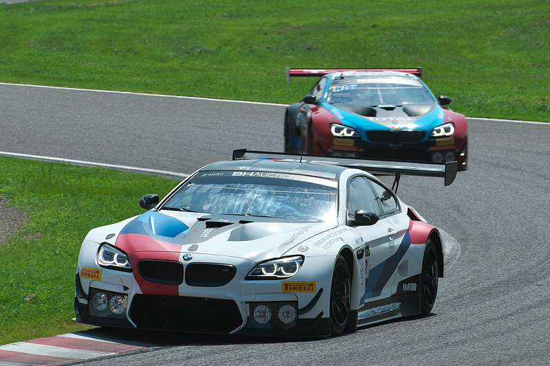 42号車 BMW M6 GT3（BMW Team Schnitzer、アウグスト・ファーファス/マーティン・トムチュク/ニコラス・イェロリー組）と34号車 BMW M6 GT3（Walkenhorst Motorsport、クリスチャン・クログネス/ニッキー・キャッツバーグ/ミッケル・ジェンセン組）