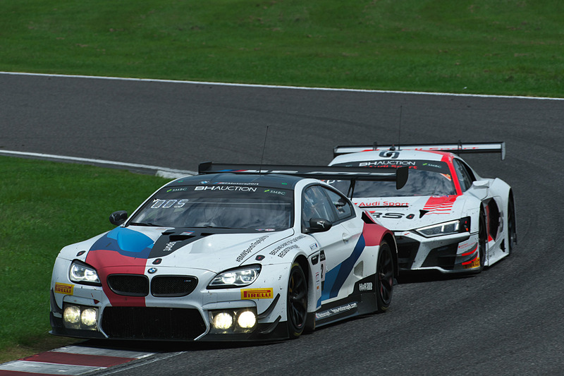 42号車 BMW M6 GT3（BMW Team Schnitzer、アウグスト・ファーファス/マーティン・トムチュク/ニコラス・イェロリー組）と125号車 Audi R8 LMS GT3 Evo（Audi Sport Team Absolute Racing、マーカス・ウィンケルホック/クリストファー・ミース/クリストファー・ハース組）