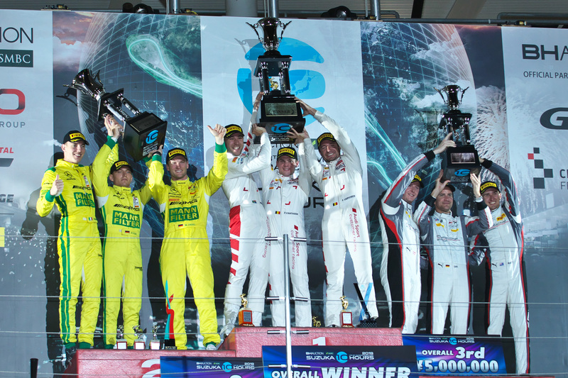 表彰台。優勝した25号車 Audi R8 LMS GT3 Evo(Audi Sport Team WRT、ケルビン・ファン・デル・リンデ/ドリス・バンスール/フレデリック・ヴェルヴィッシュ組)、2位は999号車 Mercedes-AMG GT3(Mercedes-AMG Team GruppeM Racing、マロ・エンゲル/ラファエル・マルセロ/マキシミリアン・ブーク組)、3位は912号車 Porsche 911 GT3 R(Absolute Racing、デニス・オルセン/マット・キャンベル/ダーク・ヴェルナー組)