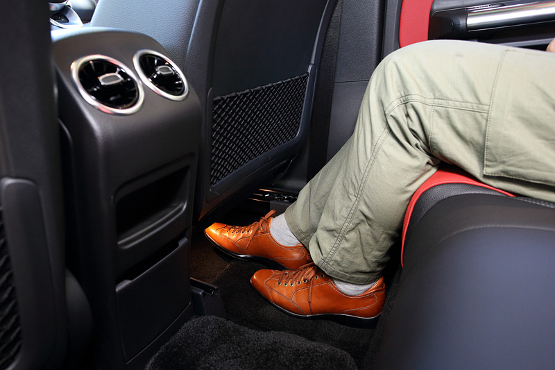 前席シート下の足下スペースはAクラスより大きく、スッと足の出し入れができるのはポイントが高い