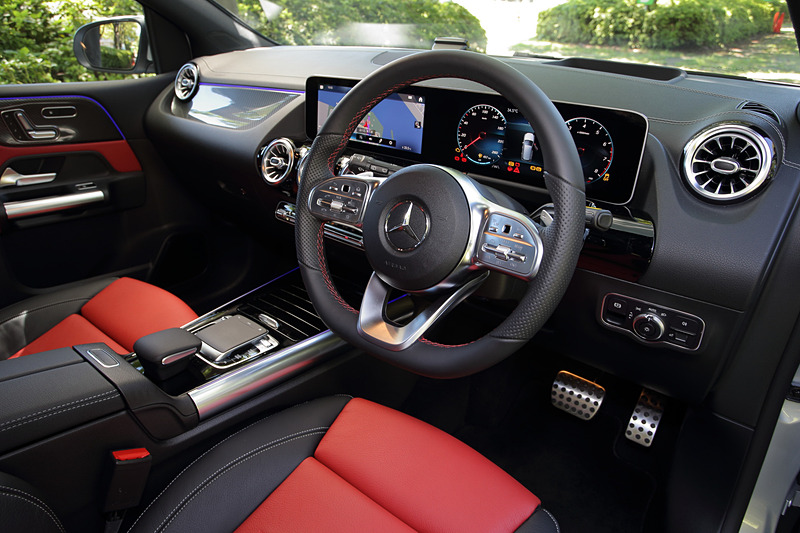 インテリアではインストルメントクラスター上方のカウルを廃止し、ワイドスクリーンディスプレイをダッシュボード上部に置くことで、より解放感を感じられる横方向のワイドさを強調するデザインを採用。居住性については、前席の室内幅を33mm拡大して1456mm、フロントのヘッドルームを5mm拡大して1052mmを確保。さらにリアシートのバックレストに4：2：4分割可倒式を採用するなど、室内空間とユーティリティ性も強化した