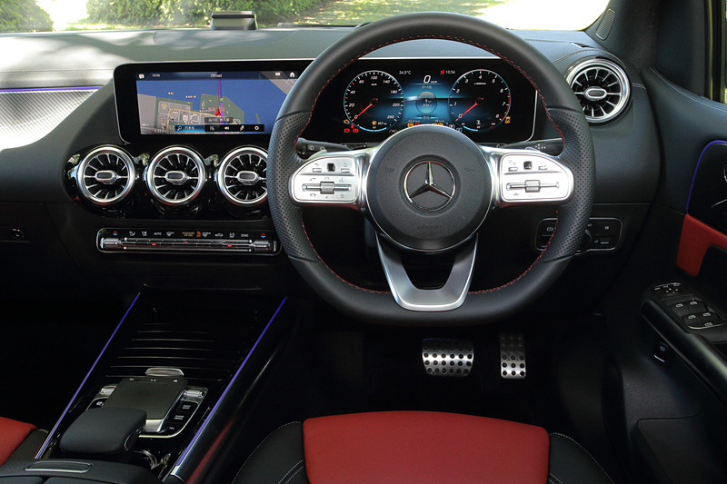 インテリアではインストルメントクラスター上方のカウルを廃止し、ワイドスクリーンディスプレイをダッシュボード上部に置くことで、より解放感を感じられる横方向のワイドさを強調するデザインを採用。居住性については、前席の室内幅を33mm拡大して1456mm、フロントのヘッドルームを5mm拡大して1052mmを確保。さらにリアシートのバックレストに4：2：4分割可倒式を採用するなど、室内空間とユーティリティ性も強化した