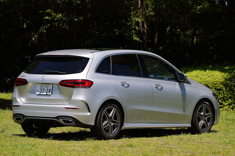 B 180（AMGライン装着車）のボディサイズは4426×1796×1541mm（全長×全幅×全高。欧州仕様）で、ホイールベースは2729mm。先代にくらべて全長を約50mm、ホイールベースを約30mm拡大することで、ゆとりある室内空間を確保した