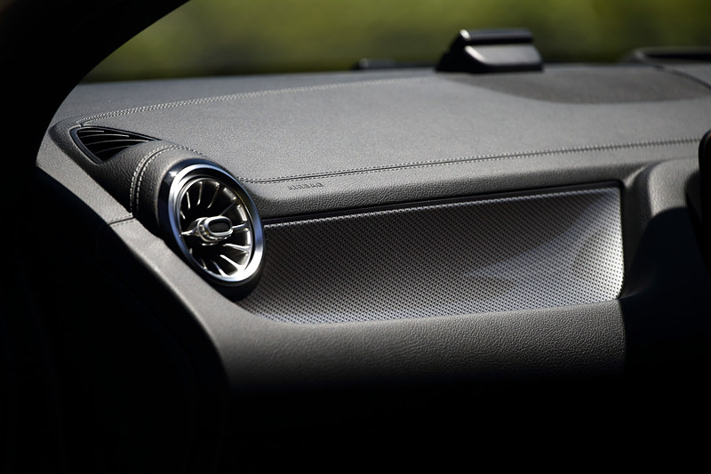 インテリアではインストルメントクラスター上方のカウルを廃止し、ワイドスクリーンディスプレイをダッシュボード上部に置くことで、より解放感を感じられる横方向のワイドさを強調するデザインを採用。居住性については、前席の室内幅を33mm拡大して1456mm、フロントのヘッドルームを5mm拡大して1052mmを確保。さらにリアシートのバックレストに4：2：4分割可倒式を採用するなど、室内空間とユーティリティ性も強化した