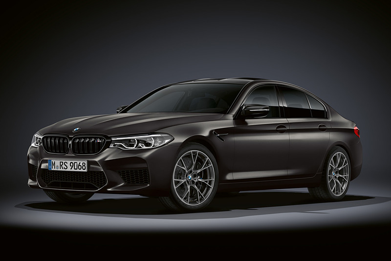 限定色「フローズン・ダーク・シルバー」を採用