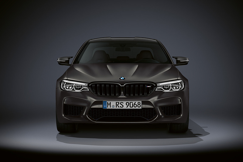 限定色「フローズン・ダーク・シルバー」を採用