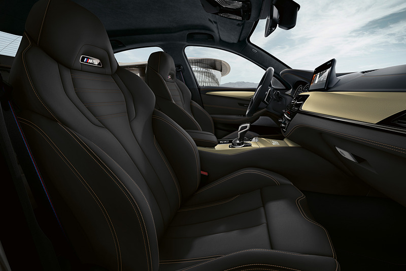 ブラック・フル・レザー・メリノ・シートにベージュ・コントラスト・ステッチを組み合わせる