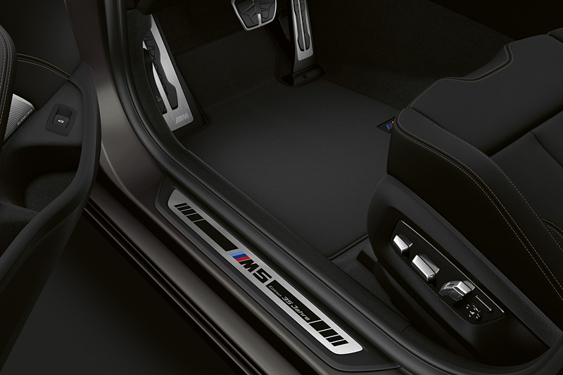 ドアシルには「35 Jahre」の刻印