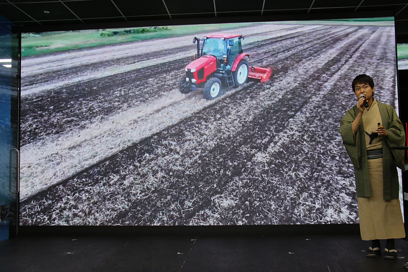 農業就労人口がさらに減った場合でも食糧問題が起きないよう、飛行タイプだけでなく、トラクターなどもドローン同様に自動運転化していく