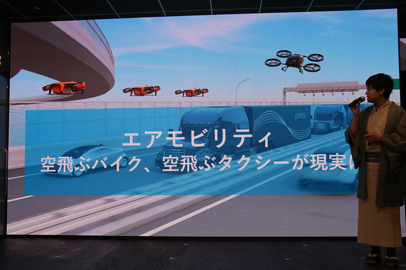 人が乗って空を移動する「空飛ぶバイク」「空飛ぶタクシー」などにも取り組む