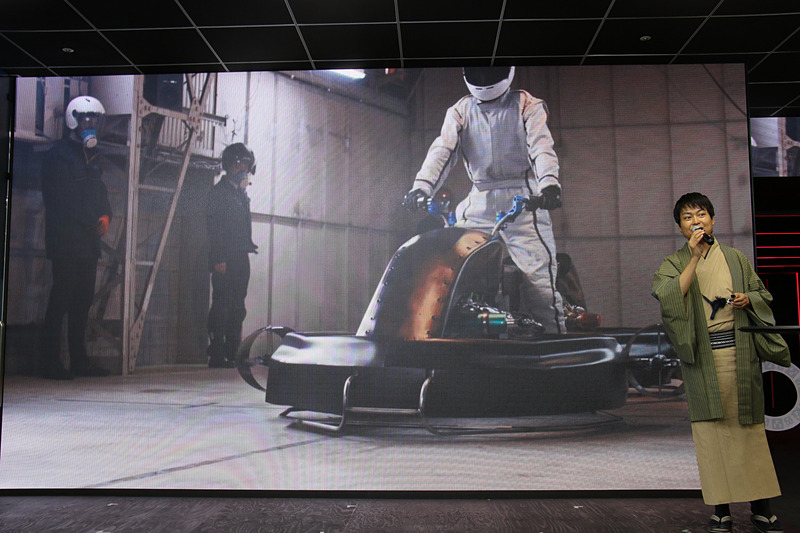 人が乗って空を移動する「空飛ぶバイク」「空飛ぶタクシー」などにも取り組む