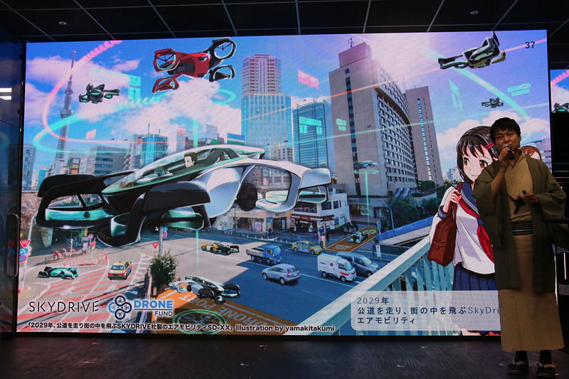 人が乗って空を移動する「空飛ぶバイク」「空飛ぶタクシー」などにも取り組む