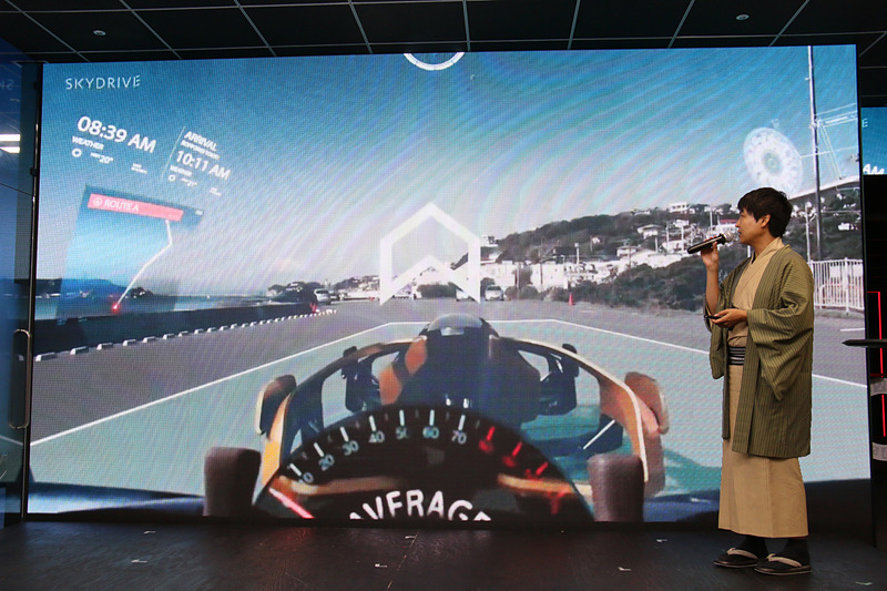 人が乗って空を移動する「空飛ぶバイク」「空飛ぶタクシー」などにも取り組む