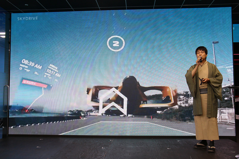 人が乗って空を移動する「空飛ぶバイク」「空飛ぶタクシー」などにも取り組む