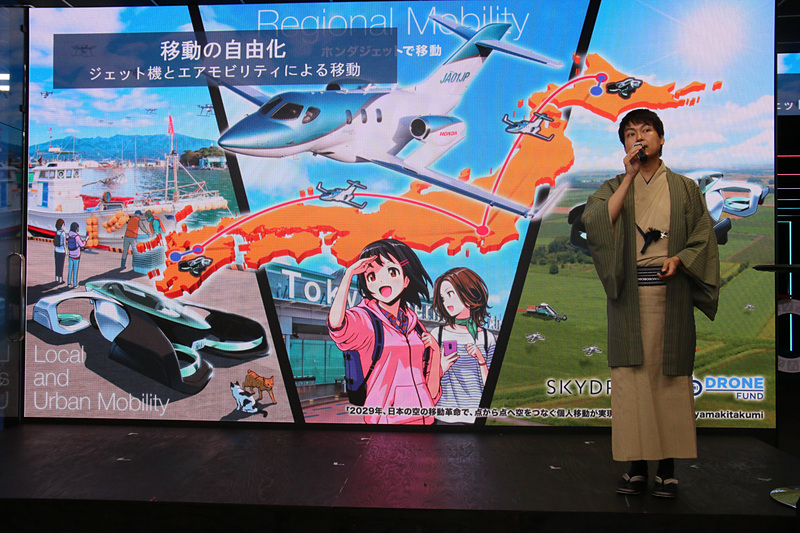 千葉氏は自身でHondaJetのオーナーになり、「乗りまくった」結果として日本国内の移動を劇的に変化させるポテンシャルを持っていると実感したという。空港間をHondaJetのような小型ジェットで移動し、そこからのローカル移動にエアモビリティを活用するといった新たな移動ソリューションを提案。これから人口が減少していく社会では、現状の「ハブアンドスポーク」タイプの大型インフラではなく、エアモビリティを使った交通網の方が安価で早く、便利な移動手段になると語った