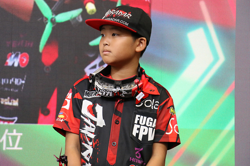 ドローンレーサーの上関風雅選手