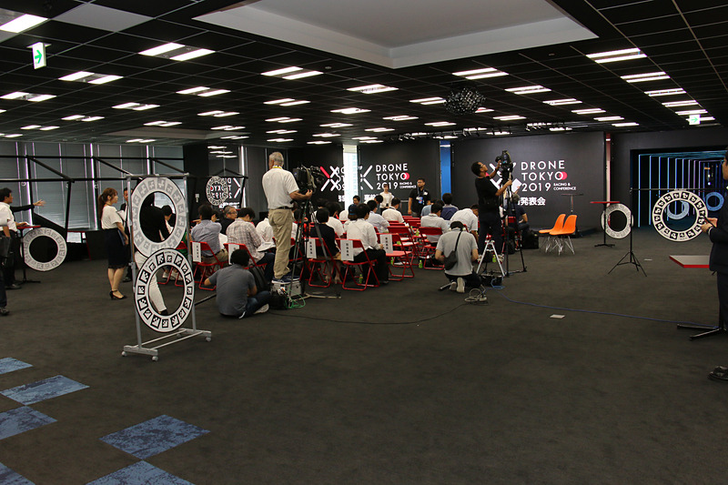 発表会場の外周部分に8個のループを設置してコースを設定