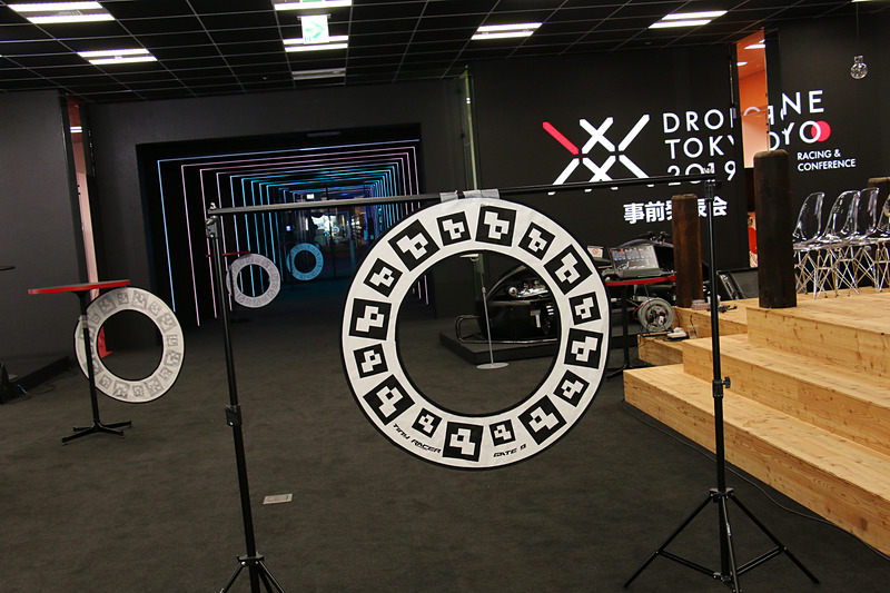 発表会場の外周部分に8個のループを設置してコースを設定