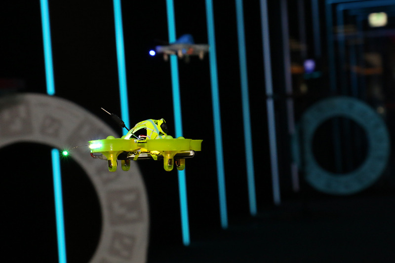 デモレースで使われたドローン。無線での操作には2.4GHz、カメラで撮影した映像の送信にはアマチュア無線の8MHzを使用しているとのこと