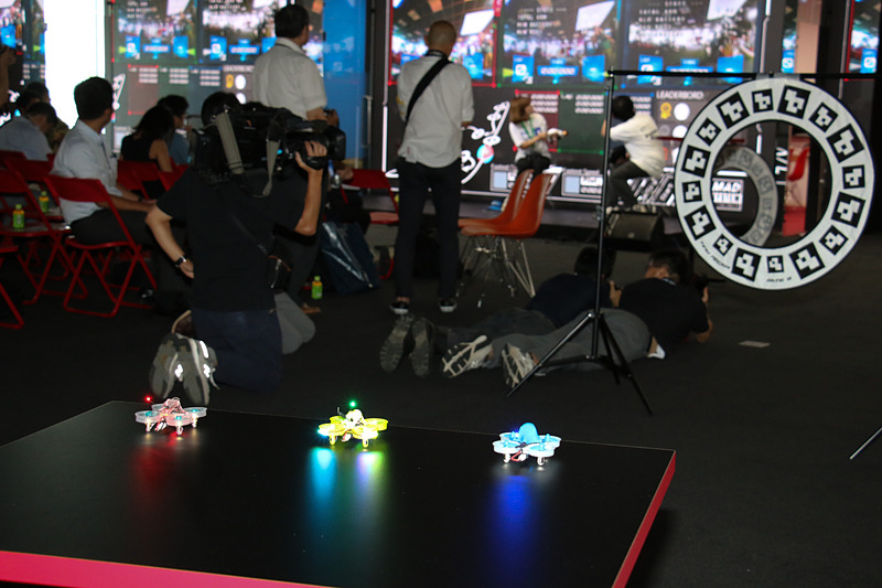 グリーンのライトが点灯する機体を白石選手、レッドのライトが点灯する機体を上関選手、ブルーのライトが点灯する機体を中尾選手が操作