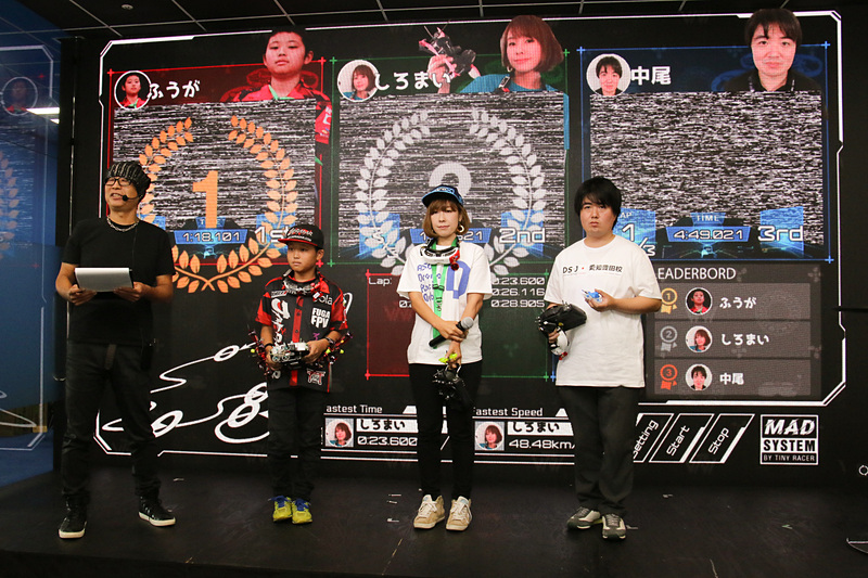 デモレースは僅差で上関選手が勝利。中尾選手はレース開始後に無線トラブルが発生してリタイアとなっている