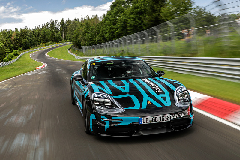 ニュルブルクリンク 北コースを走行するタイカン プロトタイプ