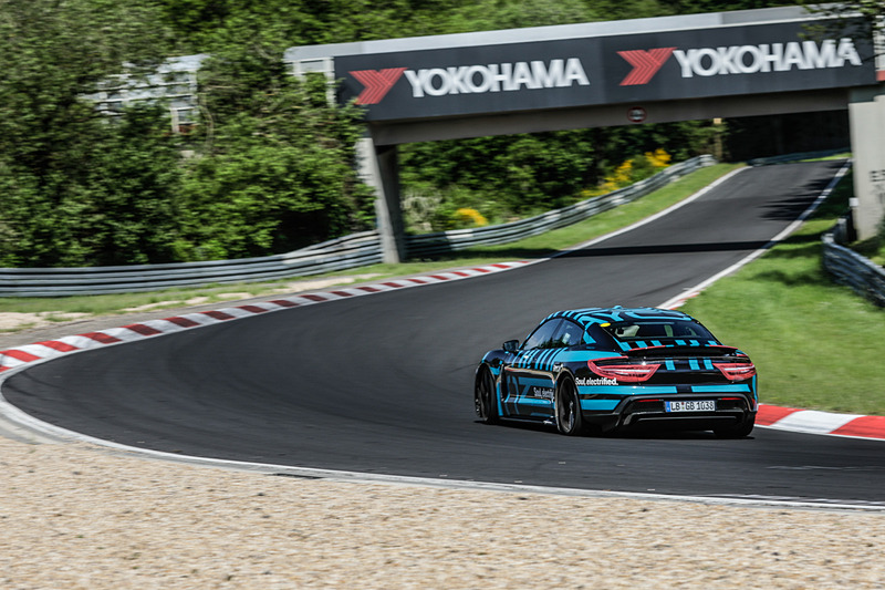 ニュルブルクリンク 北コースを走行するタイカン プロトタイプ