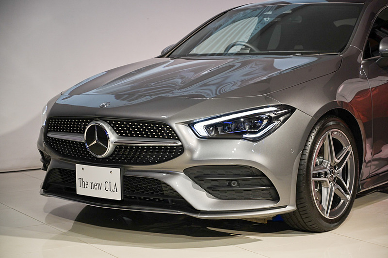 キャラクターラインやエッジを少なくして曲面で滑らかなボディラインや、サメの鼻先のような低いフロントエンドが特徴