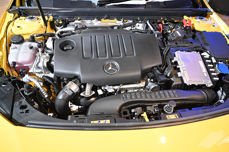CLA 200 dが搭載する直列4気筒 2.0リッタークリーンディーゼルターボ「OM654q」型エンジン。最高出力110kW（150PS）/3400-4400rpm、最大トルク320Nm/1400-3200rpmを発生。トランスミッションには新開発の8速DCTを採用