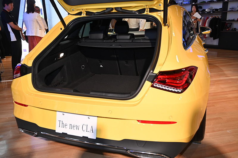 リアゲートが大きく開くので、ラゲッジの開口部は広々としている