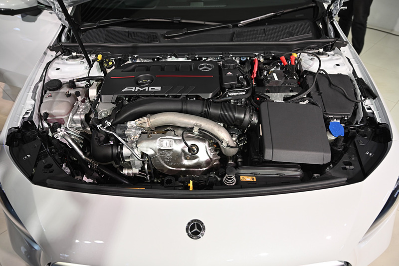 最高出力225kW（306PS）/5800rpm、最大トルク400Nm/3000-4000rpmを発生する直列4気筒 2.0リッター直噴ターボ「M260」型エンジンを搭載。トランスミッションは「AMGスピードシフトDCT」の7速DCTを採用