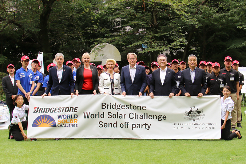 「2019 ブリヂストンワールドソーラーチャレンジ」に日本から参加する4校のチームメンバーを招いた壮行会でのフォトセッション