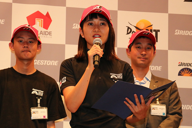 呉港高等学校チーム 代表者の藤原弘子氏は質疑応答でチームやマシンの特徴などについて質問され、「このチームは非常に規模が小さく、人員は10人ほどで車両の設計や製作、現地でのサポートなどを行ないます。タイヤを提供していただくブリヂストンさん以外にはメーカーによる協力もなく、自分たちで考え、自分たちで作ったマシンで3000kmのレースに挑みます」と回答した