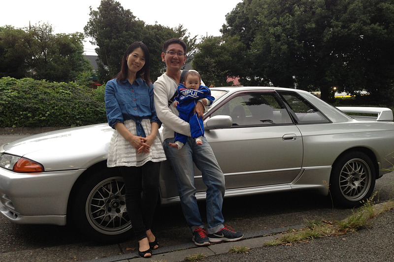 夫が中学生時代から憧れ、ようやく手に入れて溺愛していたR32 GT-R。私も遅ればせながら、「もう2度とこんなクルマは生まれないだろうなぁ」と、その偉大さに気付いた本物の名車だと思います。これは泣く泣く手放した日の記念写真。娘にはNISMOのツナギを着せました（笑）
