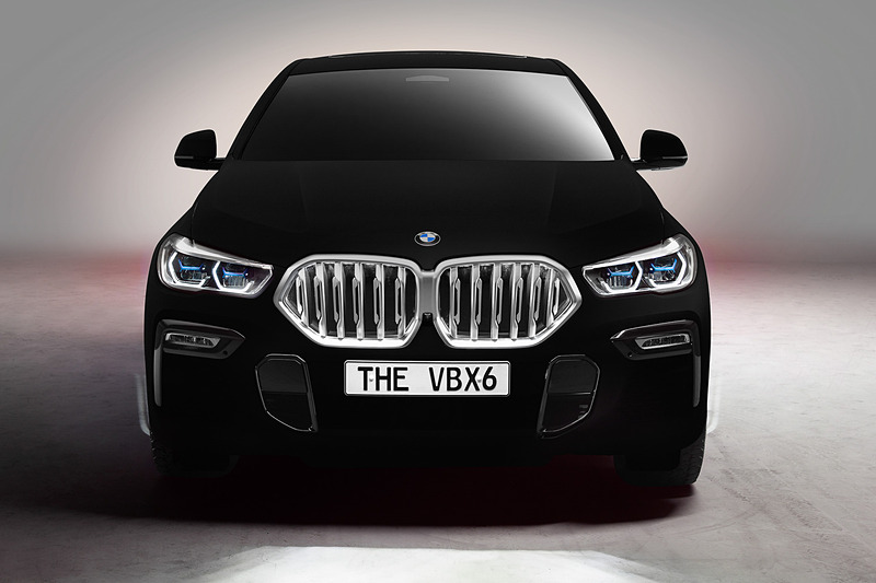 光をほぼ反射しないため、人間の目には穴のように見える。写真写りも真っ黒