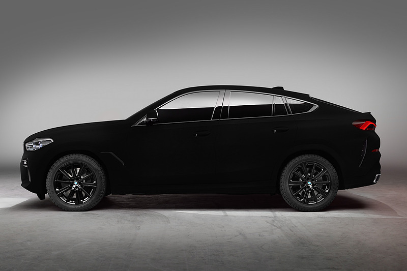 光をほぼ反射しないため、人間の目には穴のように見える。写真写りも真っ黒