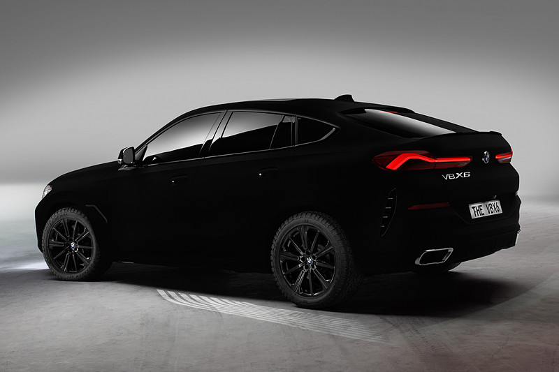 光をほぼ反射しないため、人間の目には穴のように見える。写真写りも真っ黒