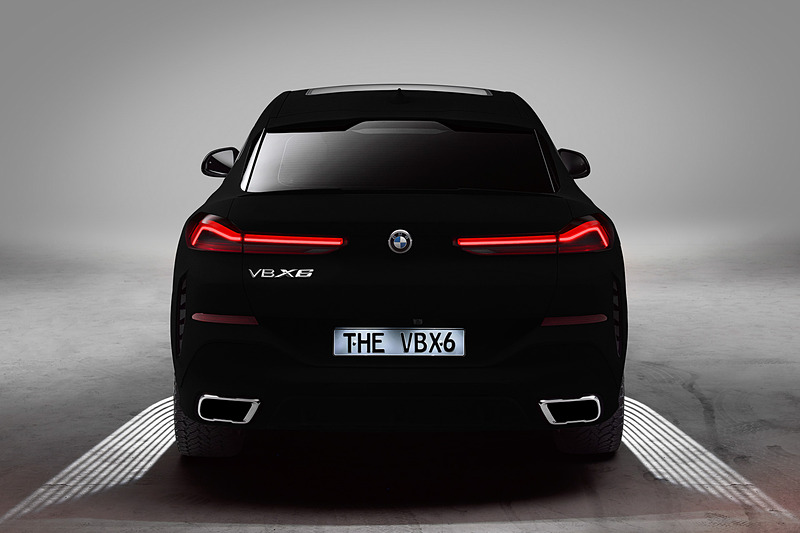 光をほぼ反射しないため、人間の目には穴のように見える。写真写りも真っ黒