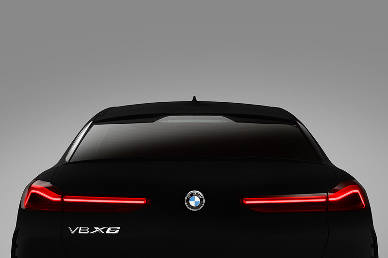 光をほぼ反射しないため、人間の目には穴のように見える。写真写りも真っ黒