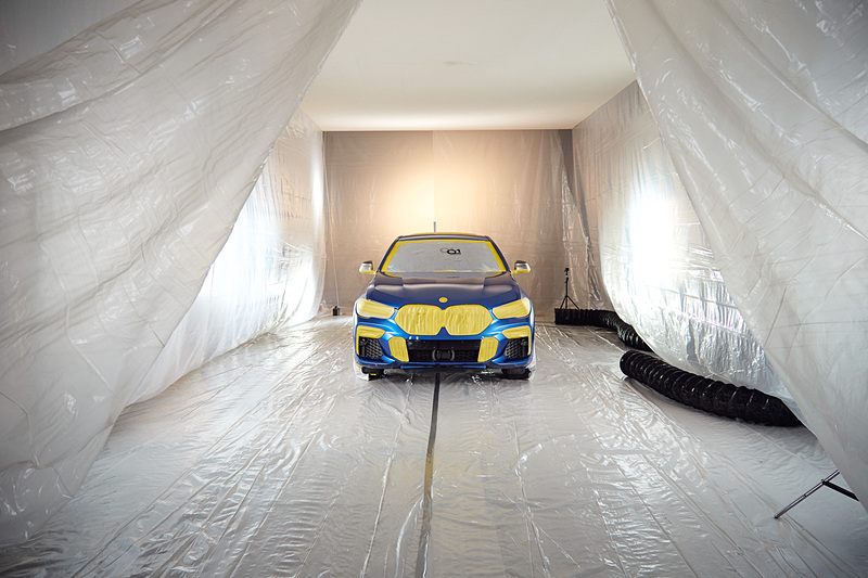 世界で最も黒いX6の製作風景。ベースは青かったのか……