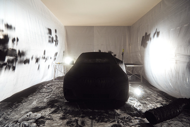 世界で最も黒いX6の製作風景。ベースは青かったのか……
