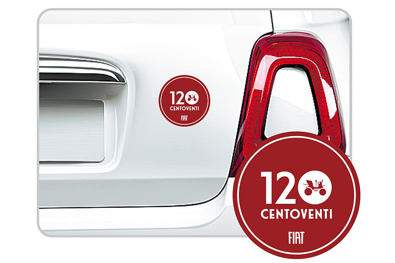 今回の限定車では、ボルドーを基調にした「120 Centoventi」の文字と「FIAT ③1/2 HP」を描いた専用ステッカーがあしらわれる