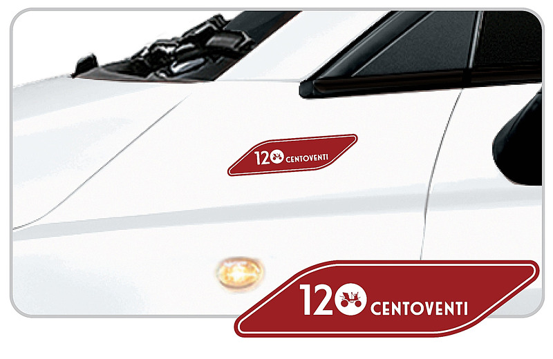 今回の限定車では、ボルドーを基調にした「120 Centoventi」の文字と「FIAT ③1/2 HP」を描いた専用ステッカーがあしらわれる
